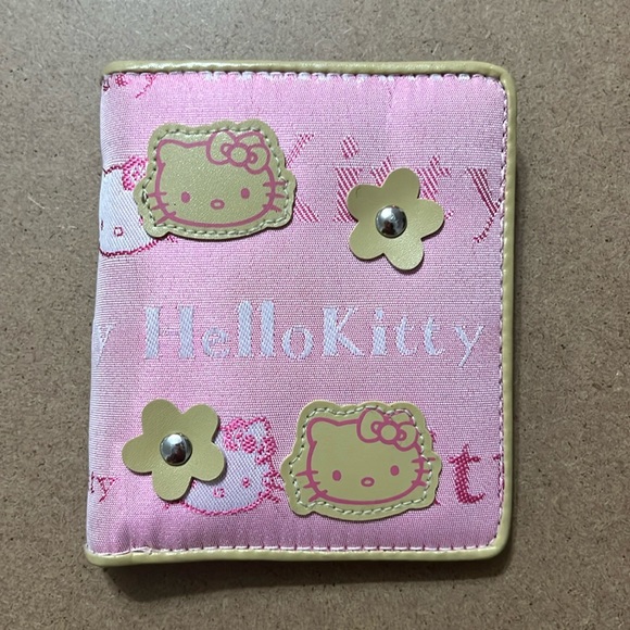 Hello Kitty Bifold Wallet - Picture 2 of 7